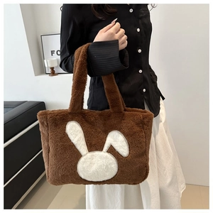 Gros plan d'un sac cabas en peluche marron avec un joli patch lapin et une texture douce