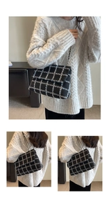 Détail d'un sac à bandoulière en tweed noir à carreaux avec chaîne dorée chic