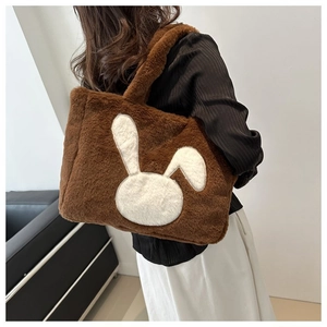 Grand sac fourre-tout en peluche avec broderie lapin porté par un mannequin en détail