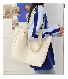 Sac cabas en toile avec anses kaki présenté dans un intérieur sobre et élégant