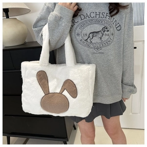 Gros plan d'un sac cabas en peluche blanche avec un adorable motif lapin marron