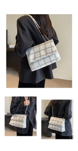 Trois vues d'un sac bandoulière en tweed blanc à carreaux montrant le dos, l'avant et le côté