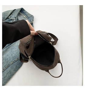 Vue détaillée de l'intérieur du mini sac à dos en toile marron avec fermeture éclair dorée