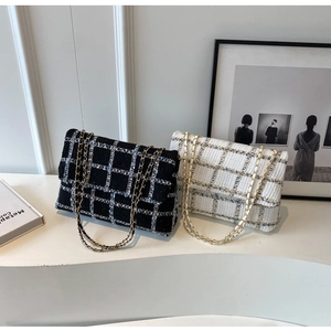Sac à bandoulière classique en tweed à carreaux avec chaîne dorée en noir et blanc