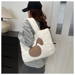 Gros plan du sac fourre-tout en peluche blanche avec design d'oreilles de lapin et texture douce