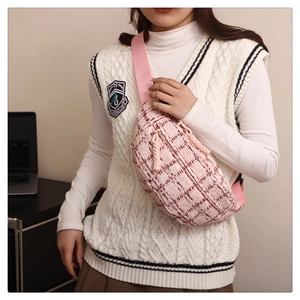 Nahaufnahme der rosa-weißen Tweed-Brusttasche mit verstellbarem Nylonriemen am Modell