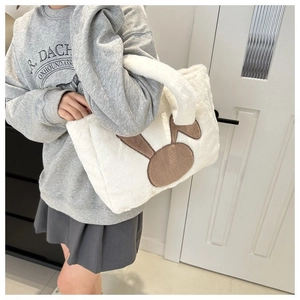 Détail du grand sac cabas en peluche blanche avec décoration d'oreilles de lapin brunes