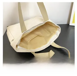 Détail de l'intérieur du sac fourre-tout en toile montrant la doublure jaune et le zip