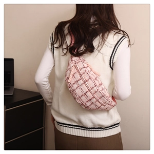 Nahaufnahme der rosa karierten Tweed-Umhängetasche mit Texturdetails und Reißverschluss