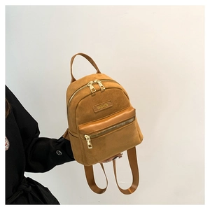 Petit sac à dos carré minimaliste en daim marron pour femme avec détails dorés chic