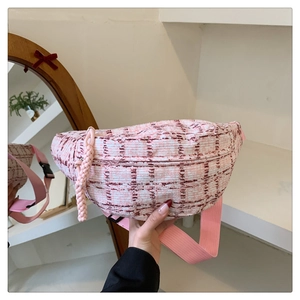 Detailansicht der rosa-weiß karierten Tweed-Gürteltasche mit geflochtenem Reißverschluss