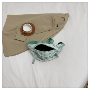 Detail der Tweed-Gürteltasche in hellgrünem Gewebe mit verstellbarem Gurt und Reißverschluss