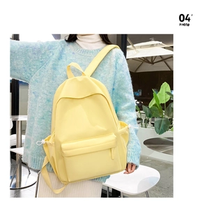 Dettaglio dello zaino per laptop giallo chiaro con capienti tasche laterali e coulisse