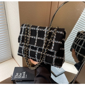 Détails du sac à bandoulière en tweed à carreaux noir et bleu avec chaîne en métal doré