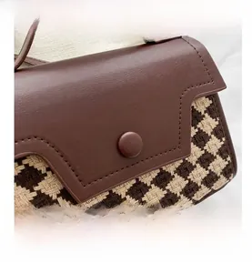 Detailansicht der Retro-Handtasche aus braunem Leder und Hahnentrittmuster mit Ziernähten