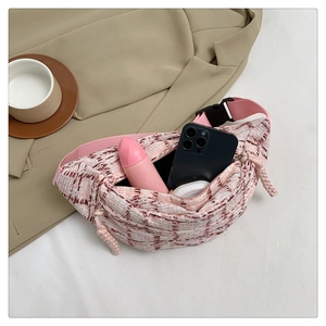 Detailansicht der rosa karierten Tweed-Gürteltasche mit Platz für Handy und Zubehör