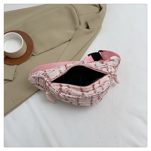 Detailansicht der rosa Tweed-Gürteltasche mit Karomuster, Nylonriemen und Verschluss