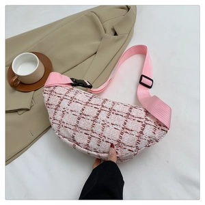 Detail der rosa karierten Tweed-Brusttasche mit verstellbarem Gurt auf einem Blazer