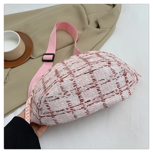 Detail der pink-weißen Tweed-Brusttasche mit verstellbarem gewebtem Schultergurt