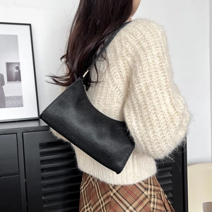 Minimalistische schwarze strukturierte Umhängetasche mit goldener Hardware für Herbstmode