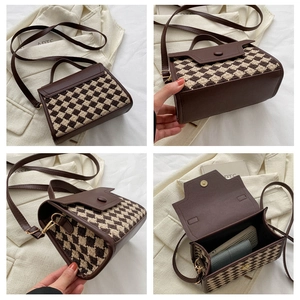 Detailansicht der braunen Hahnentritt-Handtasche mit goldener Hardware und Innenkapazität