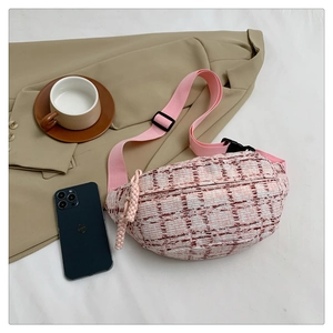 Detail der Brusttasche aus rosa Tweed mit Nylongurt und geflochtenem Seil-Reißverschluss