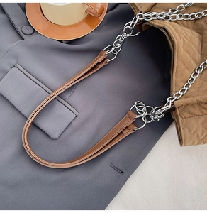 Détail du sac cabas matelassé marron avec chaîne argentée et motif de losanges