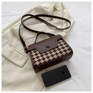 Detail der vintage braun und beige karierten quadratischen Handtasche mit Griff und Gurt