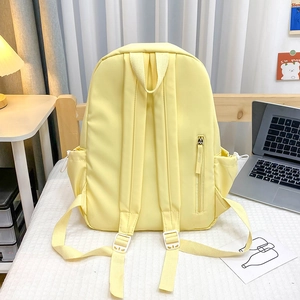 Vista posteriore con tasca antifurto nascosta sullo zaino in nylon giallo chiaro