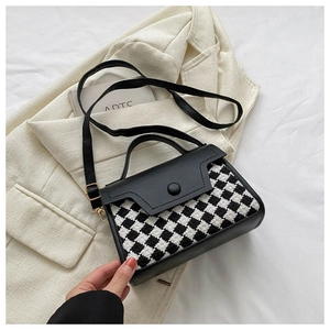 Detailansicht der Hahnentritt-Tweed-Handtasche mit Lederbesatz und goldenem Schultergurt