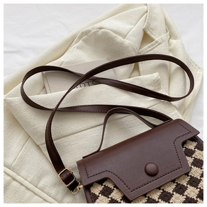 Detail der Retro-Handtasche mit Hahnentritt-Muster, Kunstleder und Goldbeschlägen