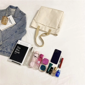Sac fourre-tout minimaliste en toile beige avec grande poche avant et sangles kaki