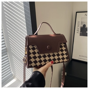 Detail der Vintage-Umhängetasche mit braunem Leder und gesteppten Stoffmustern