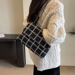 Sac à bandoulière classique en tweed bleu et blanc avec chaîne dorée sur mannequin