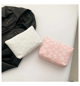 Détails des pochettes à fermeture éclair en tissu gaufré fleuri, beige et rose