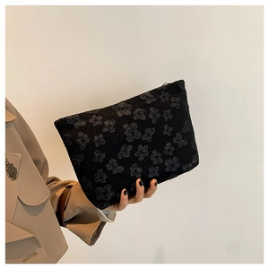 Pochette noire chic avec relief floral pour femme, sac à main minimaliste et élégant