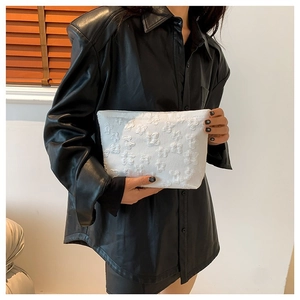 Pochette blanche élégante pour femme avec broderie florale 3D et fermeture à glissière
