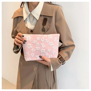Sac à main rose minimaliste avec texture florale 3D en relief pour femmes élégantes