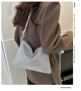 Vue détaillée du sac à main argenté avec paillettes, bandoulière nouée et maille brillante