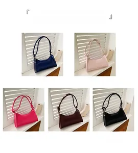 Comparaison détaillée de cinq sacs sous les bras en cuir verni brillant de diverses couleurs