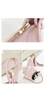Détails de la texture en cuir PU rose avec fermeture éclair dorée et pièces métalliques