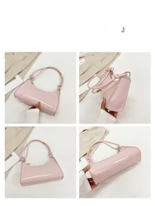 Vues détaillées d'un sac hobo en cuir verni rose avec détails de poignée nouée