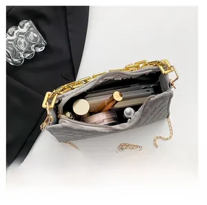 Detailansicht der grauen Samt-Stepptasche mit Fokus auf das geräumige Innenfach