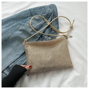 Détails du sac bandoulière en strass doré clair avec nœuds sur la bandoulière fine