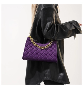 Detailansicht der lila gesteppten Wildledertasche mit Goldkette und Rautenmuster