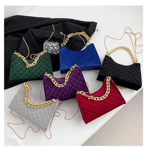 Nahaufnahme der Samt-Stepptaschen in sechs Farben mit goldenen Kettenträgern