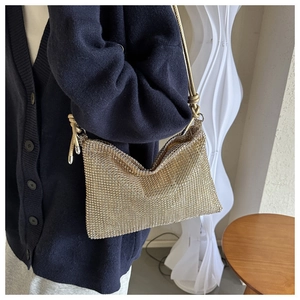 Gros plan d'un sac à main doré en strass avec un détail élégant de poignée nouée chic