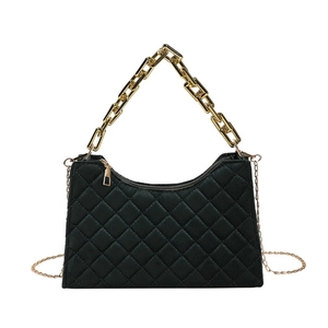 Gesteppte dunkelgrüne Samt-Hobo-Tasche mit goldener Kette und eleganter Halbmondform