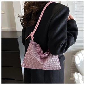 Détail du sac à bandoulière rose en strass montrant les cristaux et le nœud de la sangle
