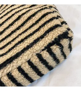 Dettaglio della morbida trama in tessuto scozzese giallo e nero per la borsa shopping